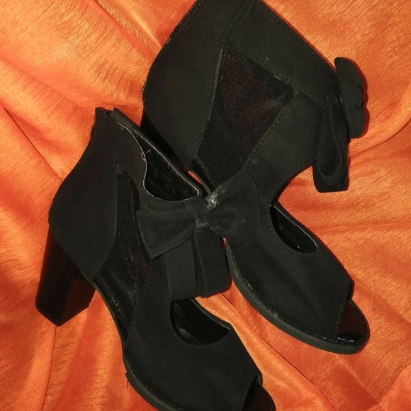 Shoes - Picture 2 of 3